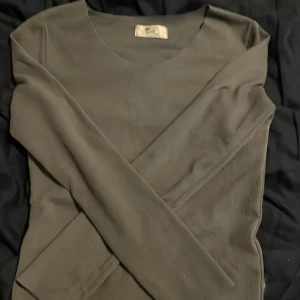 Långärmade tröja - Säljer denna aldrig använd! Superfin jättebra sick. Den ör i storlek S och skulle söga att den passar Xs-S eftersom att den inte har sp jättemycket strech.❤️