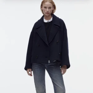 Vinter kappa fr zara❄️ - En jätte fin ull kappa från zara passar både höst och vinterväder, bara använd under en säsong och den ser knappt använd ut😍 ny pris 1400kr passar både  S/M 