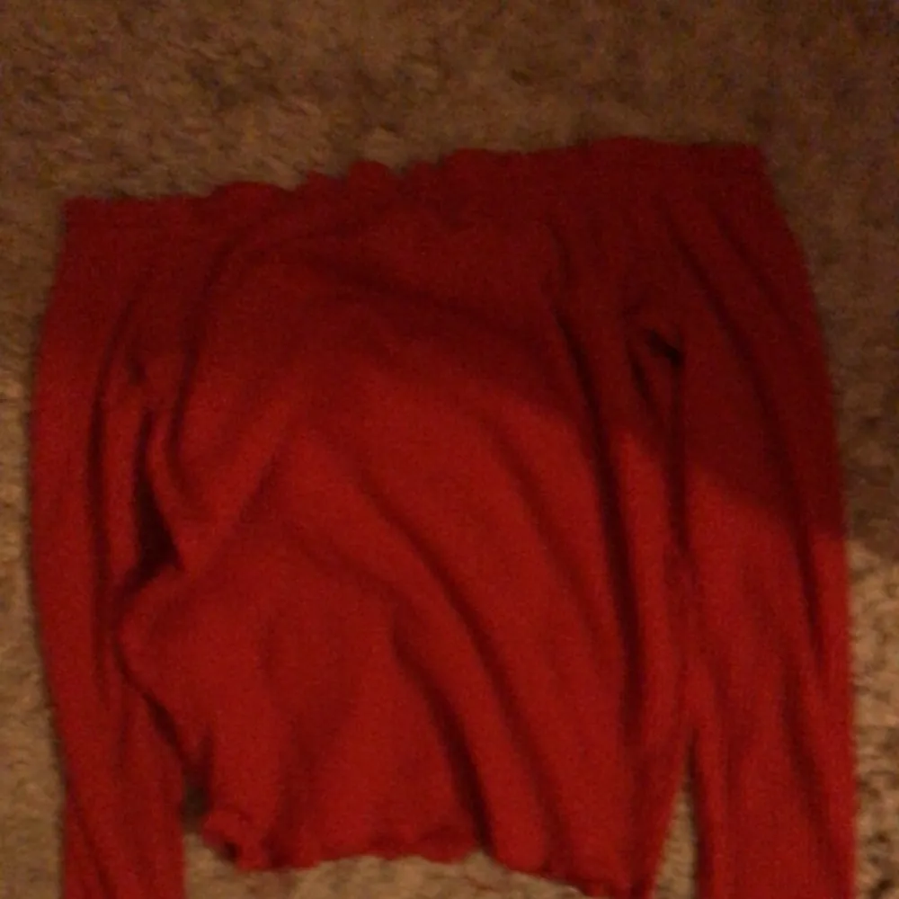 En röd tröja. Tröjor & Koftor.