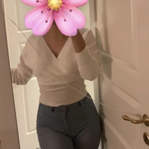 Stickad tröja med spets - Säljer min jättefina stickade tröja med spets då den inte längre kommer till användning. Passar perfekt till hösten och är superskön verkligen! Hör av dig vid intresse och för mer info🐎🕰️🤍