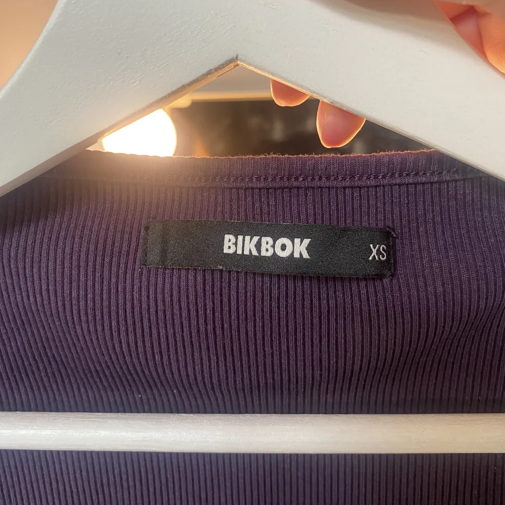 Lila T-shirt med detaljer från BIKBOK. Storlek XS men passar även S. . T-shirts.