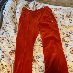 röda juicy  - röda juicy couture byxor i storlek s, säljer eftersom de är för stora. säljer för 400 + frakt 