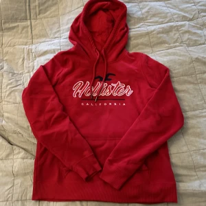 Hollister hoodie - Fin hollister hoodie i storlek S, fint skick, jääättteskönt tyg på både in och utsidan