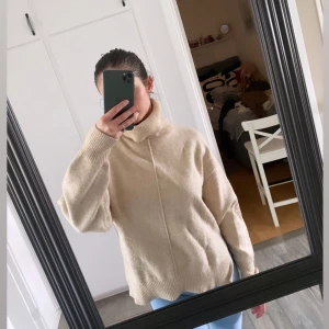 Beige tröja  - Beige tunn tröja som är lite längre där bak och har krage 🫶🏼