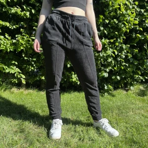 Mjukisbyxor - Svarta mjukisbyxor från Puma. Nyskick!