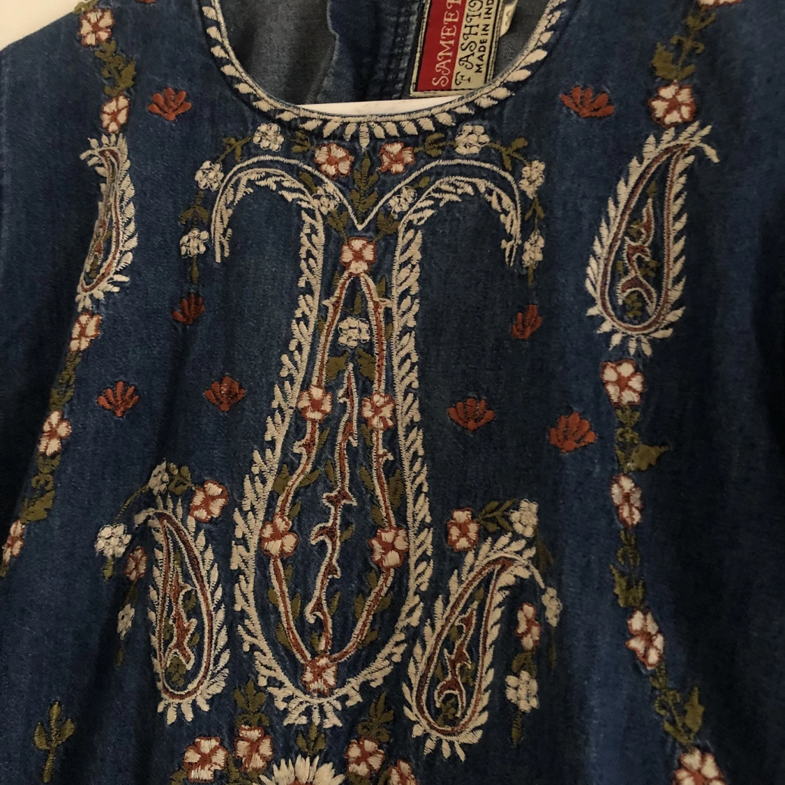 Broderad jeansklänning - 91