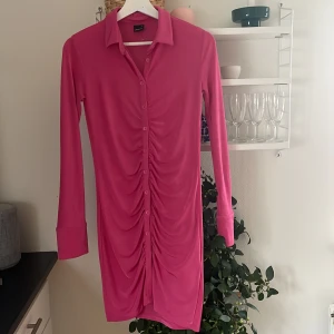 Rosa klänning  - Säljer denna klänning från Gina Tricot för 120:-+frakt. Rosa med lite skimmer i sig. 