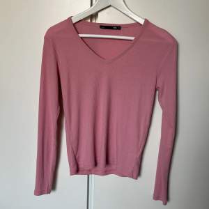 Tunn rosa tröja från lager 157, knappt använd och skönt material Pris kan diskuteras!