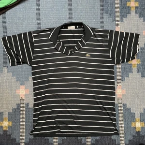 Lacoste piké  - Baggy pike från Lacoste. Skit snygg men också väl använd