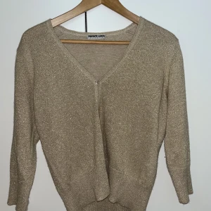 Guldglittrig trekvartsärmad kofta - Kofta med trekvartsärmar och guld glitter🤩