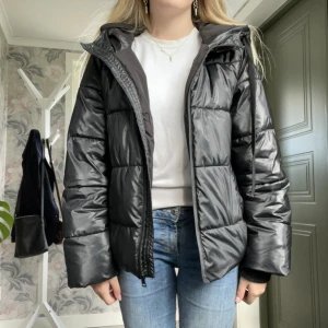 Vinter jacka  - Säljer denna fina vinter jackan i bra skick! Den är vattentät🫶🏻och Säljer pgr av att jag har en Annan vinterjacka jag använder,skriv för fler bilder! 