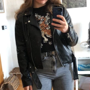 Skinnjacka  - Snygg skinnjacka i storlek 42 men passar mer en 40 eller neråt om man vill ha oversized. Knappt använd.