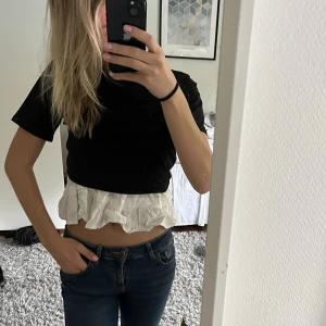 Vitt linne  - Vitt linne som är super snyggt att ha under en svart kort t shirt eller bara som den är💕 (bild 1 är bara ett ex på hur man kan ha tröjan, den svarta ingår inte☺️)