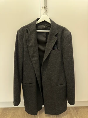 ZARA MAN KAPPA - Nypris: 1000kr Färg: Grå Skick: 8/10 Storlek: 52 Pris: 440kr