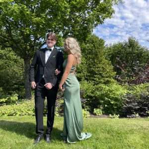 Balklänning grön  - Dags för någon annan att få denna fantastiskt vackra klänning efter bara en användning! Sömmen har gått upp lite i slitsen men är lätt att fixa med lite nål och tråd👏🏼(kan skicka bild om du vill)  annars i super bra skick💓💓💓Nypris :3000 kr 