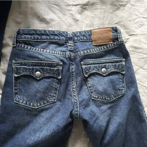 Så snygga lågmidjade Levis jeans med unika bakfickor! Använda Max 5 gånger🩷 nypris ca 1400kr