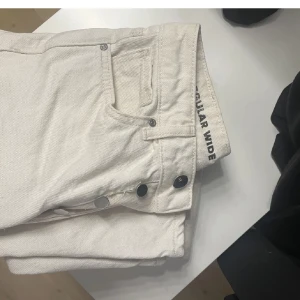 Beige jeans BIKBOK - Beige straigh leg/regular wide jeans från Bikbok, för små för mig så knappt använda 