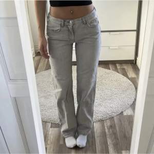 Supersnygga gråa low waist jeans från Gina🤍jättefint skick! Nypris:500kr landade bilder🤍