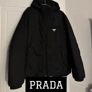 Säljer denna otroligt feta Prada jackan, nypris ligger på 21300. Har en liten lagning vid vänster framficka, men inget som syns tydligt. 8/10 i skick. Inget og men betalt äkthetsintyg medföljer köpet. Storlek 52, passar L perfekt 