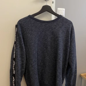 Schysst sweatshirt - Hollister - Small fit, skön och snyggt tryck på ärmarna. 