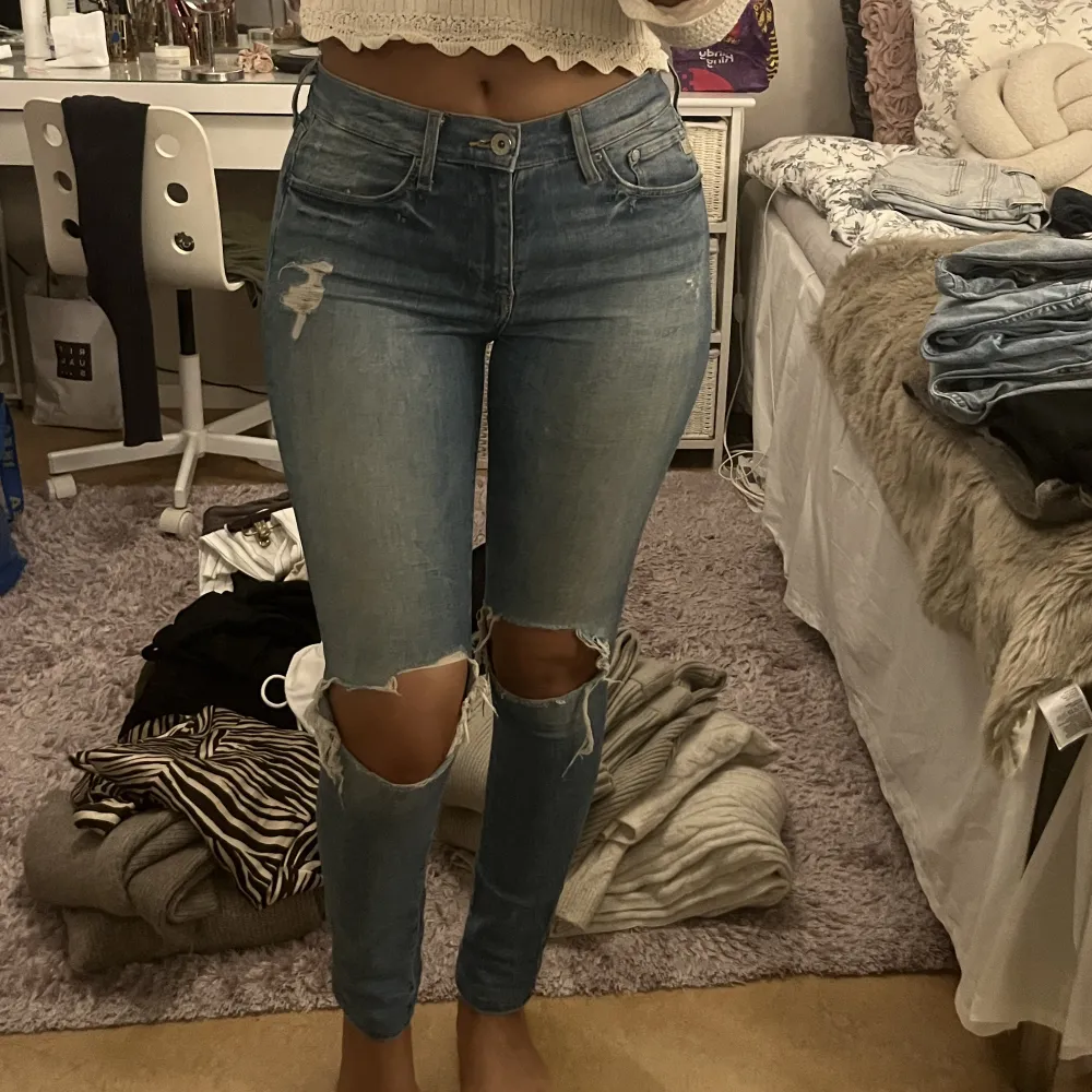 Ett par blåa håliga jeans köpt från h&m, i storlek 28/32(st 36). Extremt strechiga och sköna. Används fåtal gånger men fortfarande i gott skick.. Jeans & Byxor.