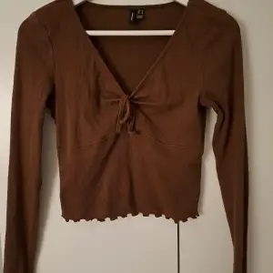 Bekväm brun långärmad tröja i fint skick. Lite croppad men inte överdrivet.❤️❤️
