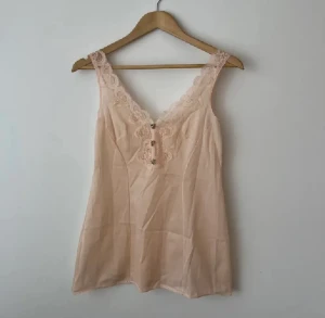 Sött vintage, retro, rosa linne/nattlinne, cottagecore - Sött rosa nattlinne/linne med spets och söta blommor. Fint skick! Uppskattad storlek XS-M! 