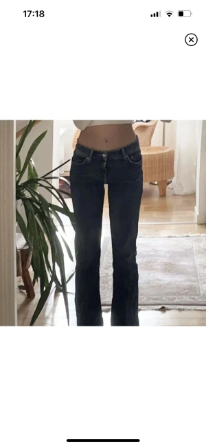 Mörkblå jeans - Säljer ett par mörkblå lågmidjade jeans från gina tricot i stl 32💓 inga defekter och nypris är ca 600kr!