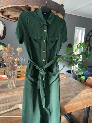 Mörkgrön klänning  - Älskar denna klänningen, men jag är för bredaxlad för att tycka att den är bekväm för att ha på mig länge. Perfekt längd