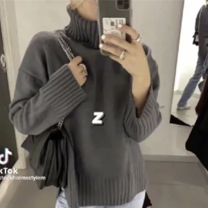 Stickad polotröja - Säljer denna polo från hm i sjukt snygg grå färg💓💓 Använd gärna köp nu! 🤗skriv för fler bilder🥰