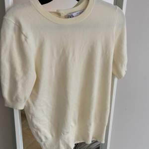 Superfin beige stickad tröja från zara som inte används längre! Skriv för fler bilder! 