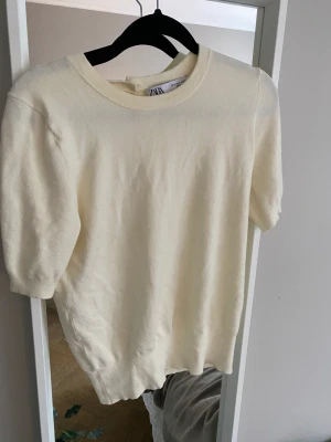 Beige stickad tröja - Superfin beige stickad tröja från zara som inte används längre! Skriv för fler bilder! 