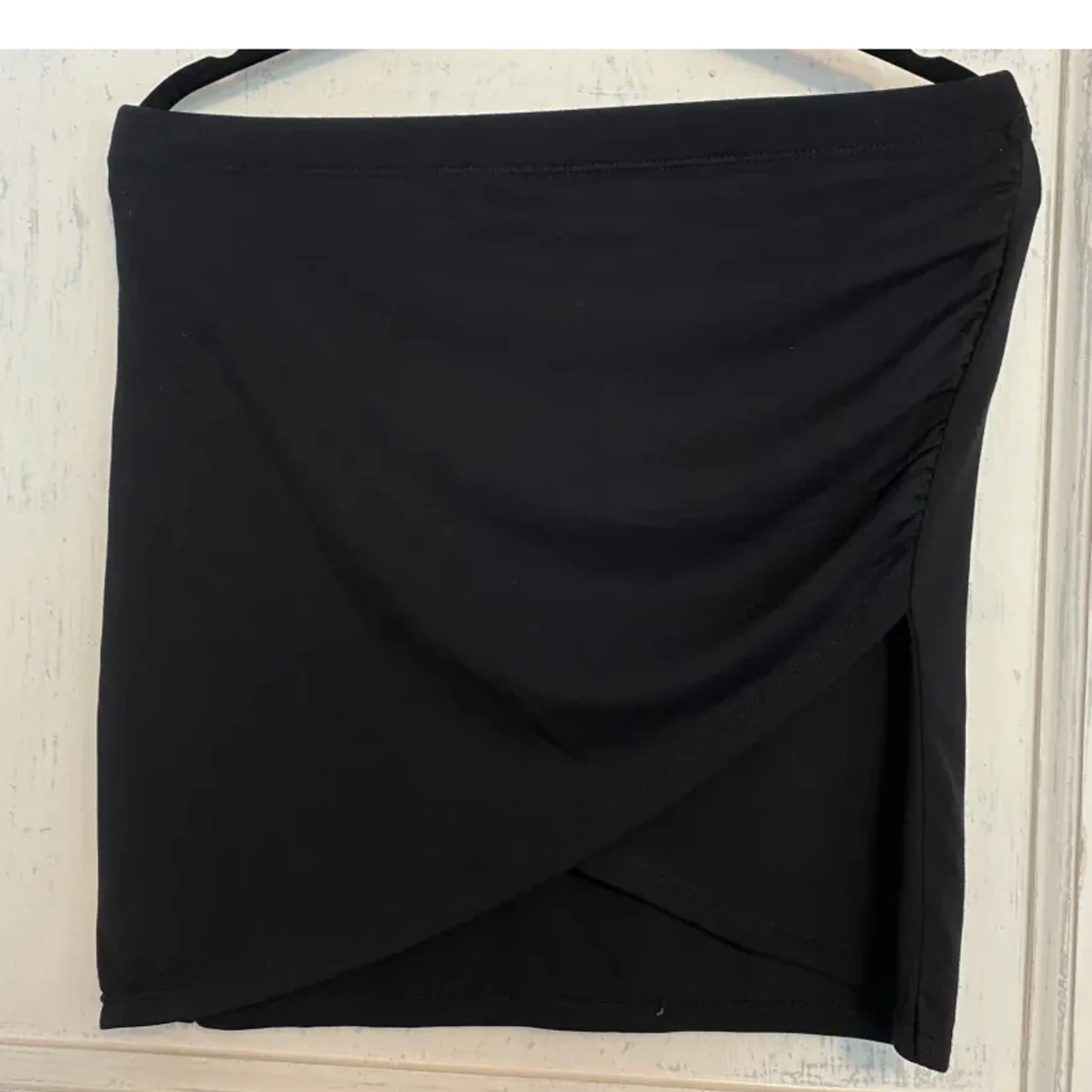 Tajt svart kjol med slits