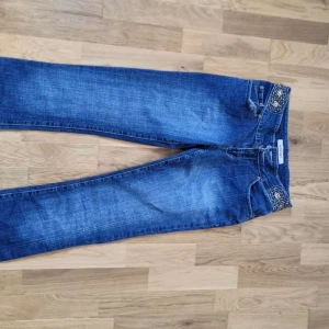 MISS O&Y jeans - Lågmidjade MISS O&Y jeans str M. (Liten i storlek)   Skriv för mer info. Pris kan diskuteras 