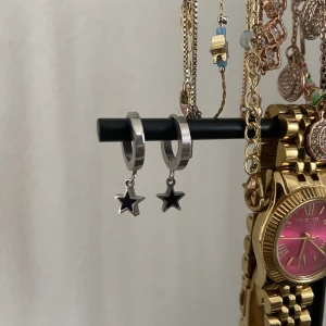 Örhängen med stjärnor  - Ett par stålörhängen med små söta stjärnor på i  nyskick! Endast provade! Självklart steriliserar jag de innan jag postar🙌🏼
