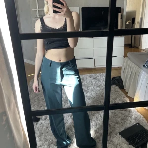 Gröna kostymbyxor MADLADY - Säljer dessa byxor då de inte kommer till användning. storlek 36. Jag är 165cm lång. 