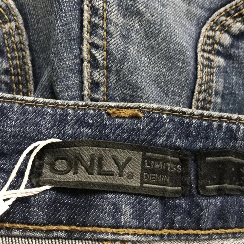 Säljer nu dessa coola eftertraktade lågmidjade jeans från only i storlek 25/32. Hör av er för egna bilder eller andra frågor💓. Jeans & Byxor.