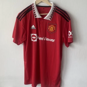 Manchester United 2022/23 Hemmatröja - Manchester Uniteds Hemmatröja från förra säsongen. Tröjan är helt ny med tags. Vid fler frågor tveka inte att kontakta mig!