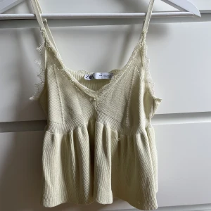 Söt topp - Gullig topp perfekt till sommaren, knappt använd. Tror ej den går att köpa i butik längre