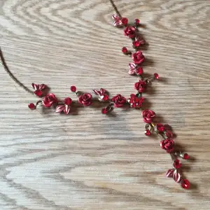 Vackert halsband som bara använts en gång för många år sen (på min student..!) 😊  Säljer eftersom jag tyvärr inte passar så bra i rött.  Fick som gåva, men har för mig att det är köpt på Glitter.