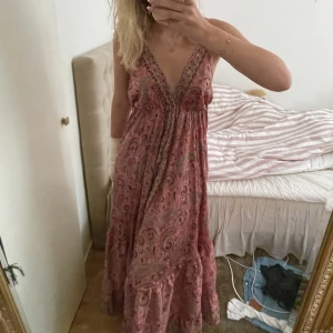 LÅNGKLÄNNING - Så fin långklänning köpt i Kroatien. Lägger upp igen pga oseriösa bud. Superfin klänning som tyvärr är lite för kort på mig (172)💓💓