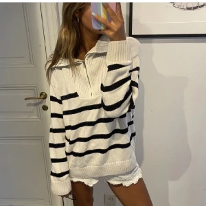 Super mysig tröja  - Super mysig tröja  , har en liten slitning vid kragen som inte syns mkt, bilderna är från hon jag köpte den av