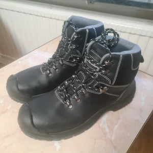 Arbetsskor  - Har ett par arbetsskor med stålhetta framtill väkdigt sköna till att ha till jobbet. Väger inte så enormt mycket. Väldigt stilrena med.
