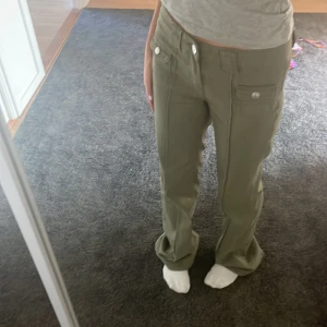 Lowwaist jeans - Säljer dessa gröna lowwaist jeans från H&M som inte kommer till användning längre. I bra skick och har bara används ett fåtal gånger!