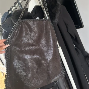 Väska med kedja  - Knappt använd, köpt för länge sen vet inte varifrån 