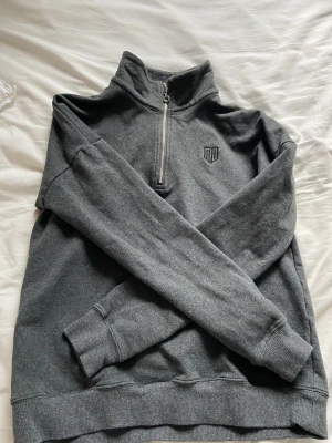 Maya delorez långarmart  - Säljer min maya delorez långarmart. den är använd fåtal gånger därav väldigt bra skick. Nypris är 900kr