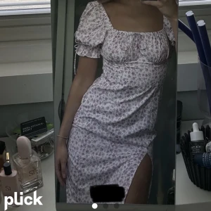 Sommarklänning - Superfin lång sommarklänning med lila blommor på, slits och puffärmar i storlek S🌸