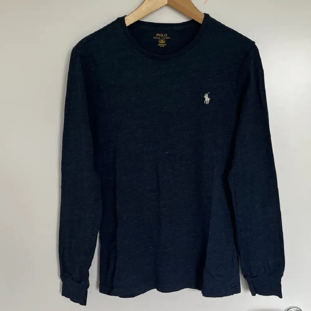 Polo Ralph Lauren lång t-shirt i färgen mörkblå, aldrig använd pga köpte för liten storlek, helt ny  inga defekter. Ny pris runt 1000kr. T-shirts.