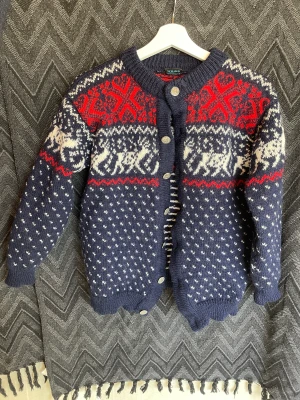 Stickad kofta i ull, dale of norway - Stickad kofta i ull av mörket dale of norway, bra skick