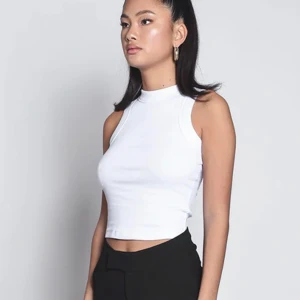 LXA LINNE - Vitt ribbat linne från Linn Ahlborgs märke LXA.  Linnet är avänt någon enstaka gång och därmed i fint skick. 